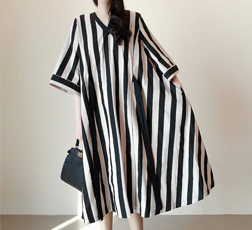 Женское платье больших размеров в черно белую полоску летнее корейское