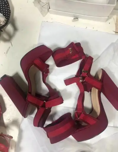 Женские босоножки на платформе и массивном каблуке с металлической