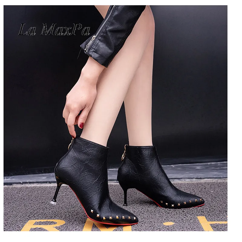 Черные ботинки Челси из матовой кожи на красной подошве с острым носком и