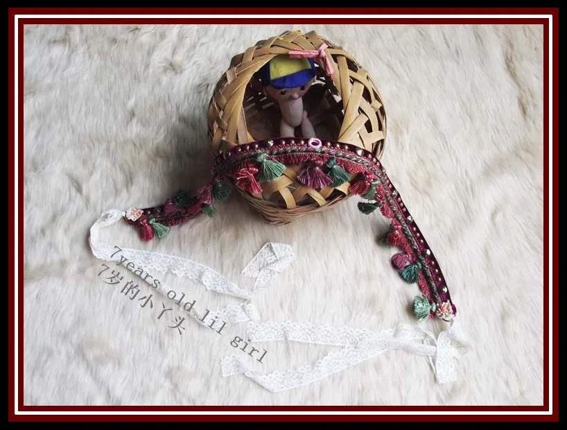 В готическом стиле танца живота с полосатыми ремешками в хип Обёрточная бумага