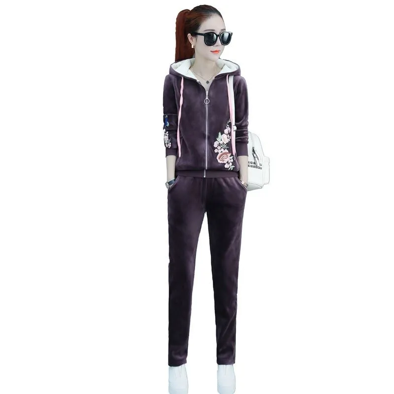 Женский бархатный костюм с вышивкой Бархатный спортивный золотистого цвета