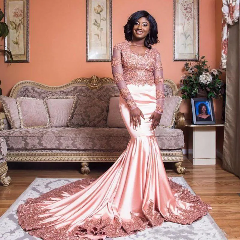 Женское вечернее платье с юбкой годе розовое кружевное круглым вырезом и