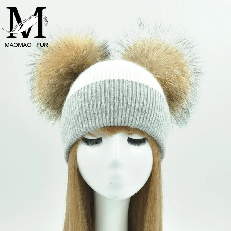 Зимняя шапка из натурального меха с большим мехом енота двумя помпонами для
