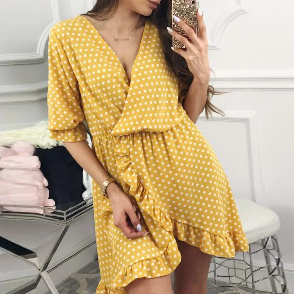 Короткое женское платье с оборками и узором в горошек v образным вырезом