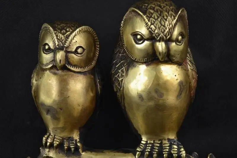 Старая ручная работа медная резьба пара пар Сова сидя на статуе пня|owl|owl statue |