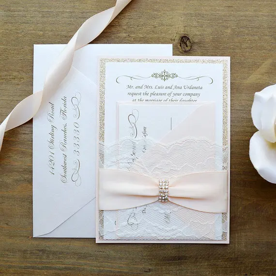 Румяна для свадебного приглашения с белым кружевом и антикварной розовой лентой