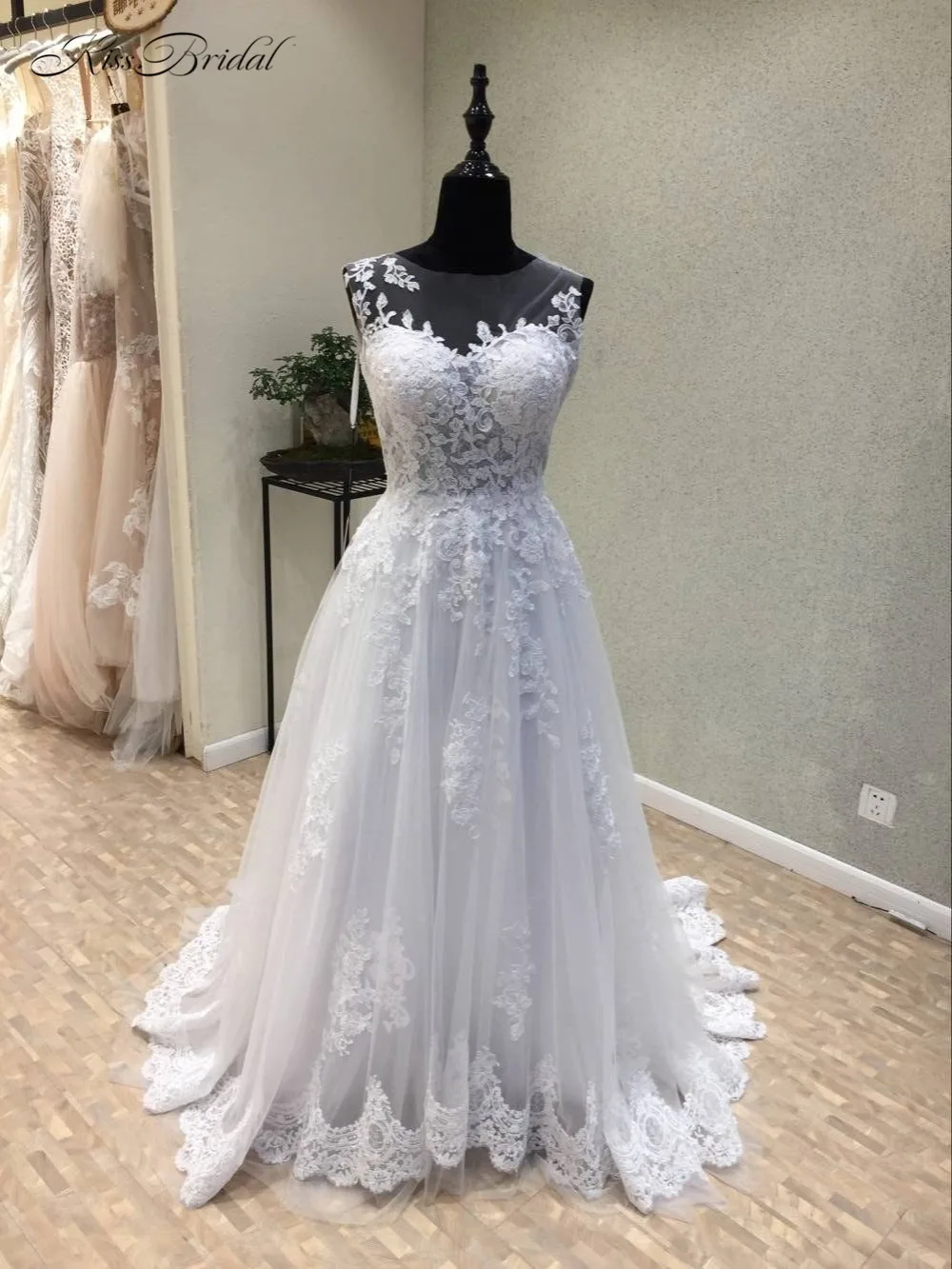 

2020 New Fashion Long Wedding Dress O-Neck Sleeveless A-Line Appliques Lace Tulle Bride Dresses Court Train vestido de casamento