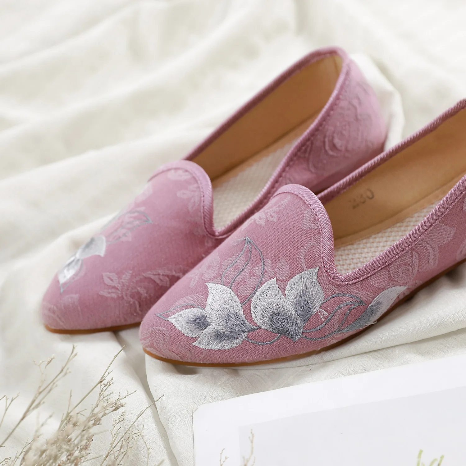Chinese Style Women Flat Shoes Flower Embroidery Vintage Hidden Heel Elegant Ladies | Обувь