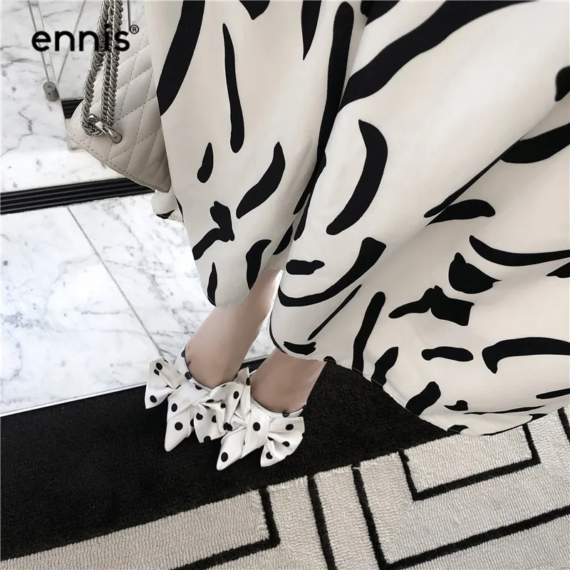 ENNIS/ г. Пикантные туфли без задника на высоком каблуке обувь в горошек Женские атласные шелковые Тапочки Туфли без задника с острым носком и бантиком новинка, белый и черный цвета, P941