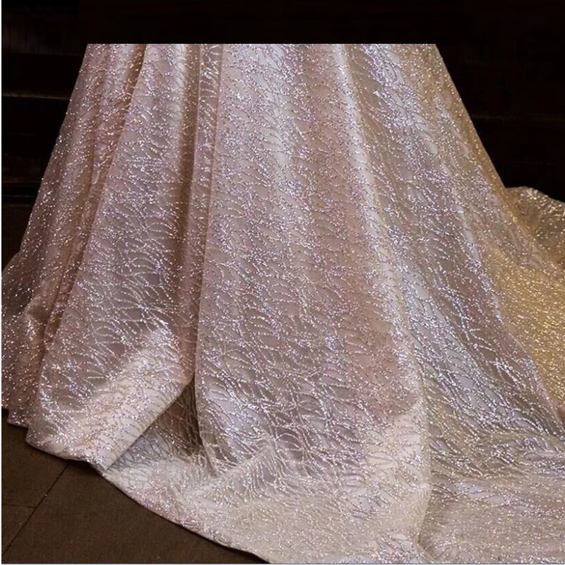 Женское блестящее вечернее платье длинное из блестящей ткани с V-образным