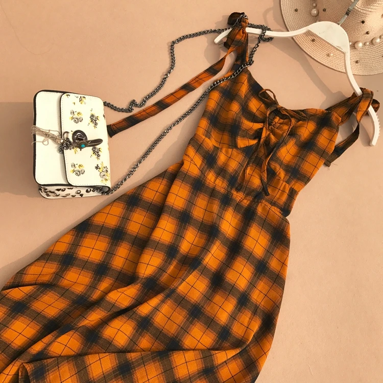 Женское платье средней длины модное на бретельках с бантом и принтом в клетку