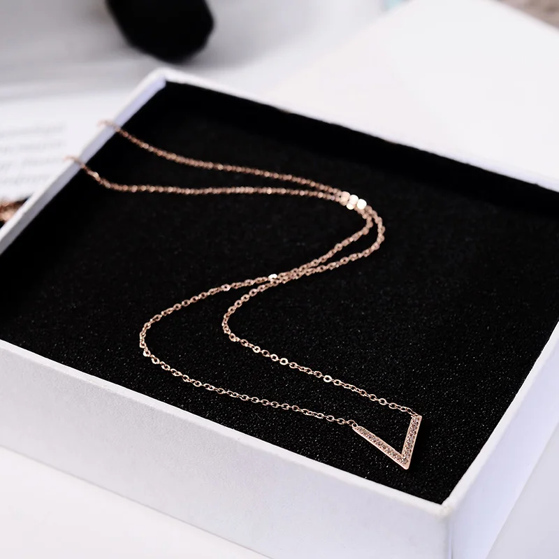 Юн РУО розовое цвета: золотистый серебристый циркониевый буквы V кулон ожерелье