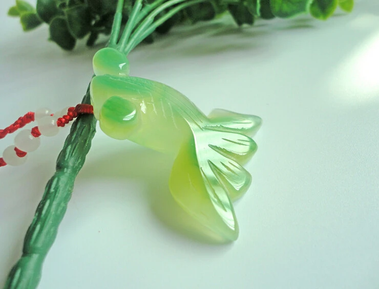 Кулон + 409 рыба в воде. Маленькая золотая рыбка с резьбой естественного цвета |