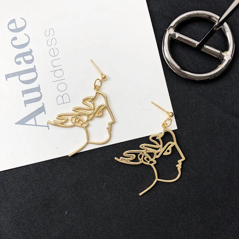 Серьги подвески женские золотистого цвета с изображением абстрактного