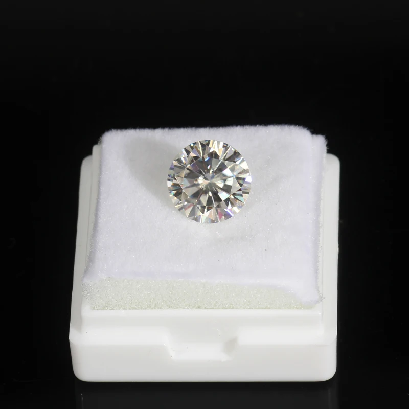 Бриллианты с крупным муассанитом Круглые бриллианты диаметром 15 мм и 10 карат