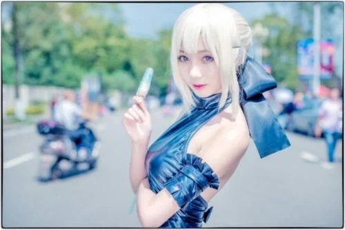 Fate Stay Night Saber Alter косплей парик + черный бант Новый светильник костюм из серых волос