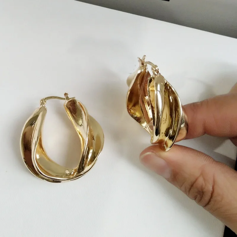 A 2.8cm HUANZHI, классические минималистичные металлические золотые плиссированные нестандартные круглые с-образные большие серьги-кольца для женщин и девушек, вечерние ювелирные изделия - Окраска металла: A 2.8cm