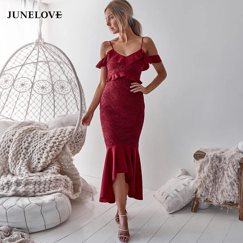 Женское кружевное платье JuneLove бордовое облегающее с оборками коктейльное