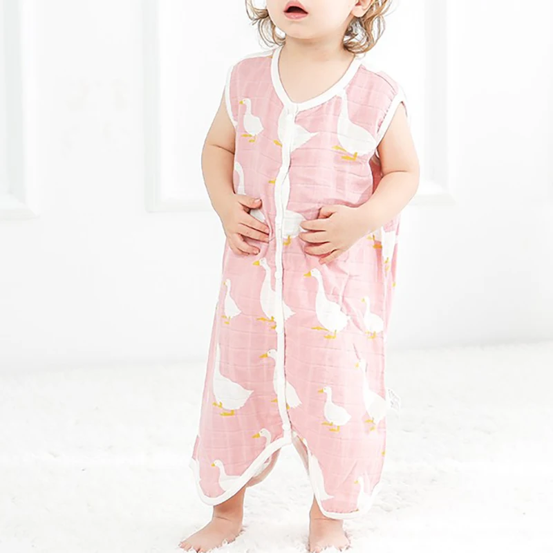 Детский спальный мешок с разрезами комбинезон без рукавов рисунком из