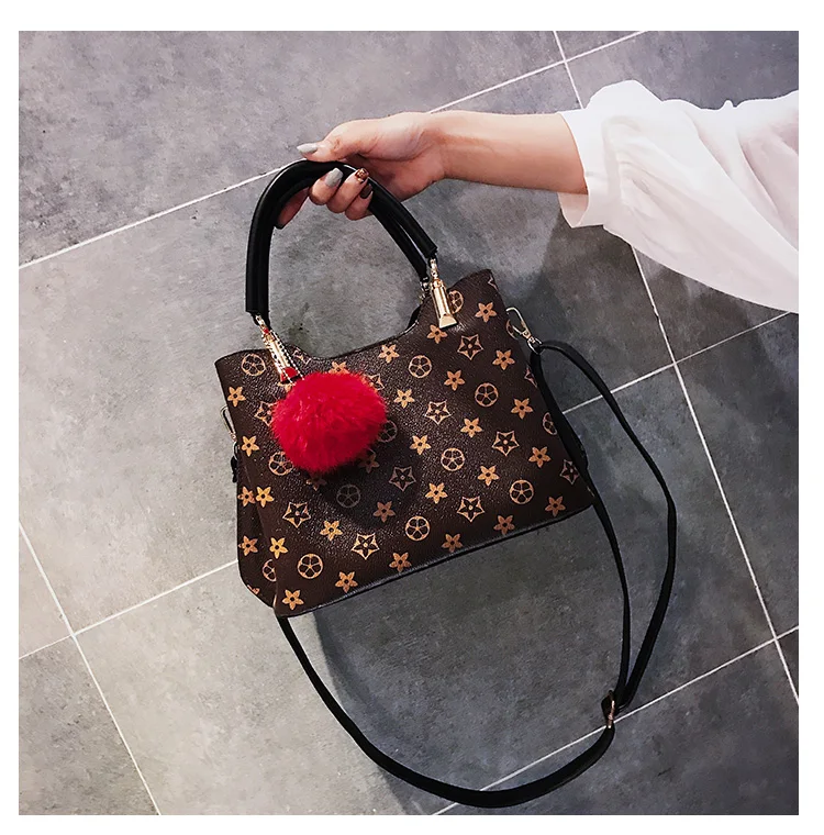 Wide shoulder strap bucket bag portable handbag 2019 new female Korean version of the autumn wild print Messenger |
