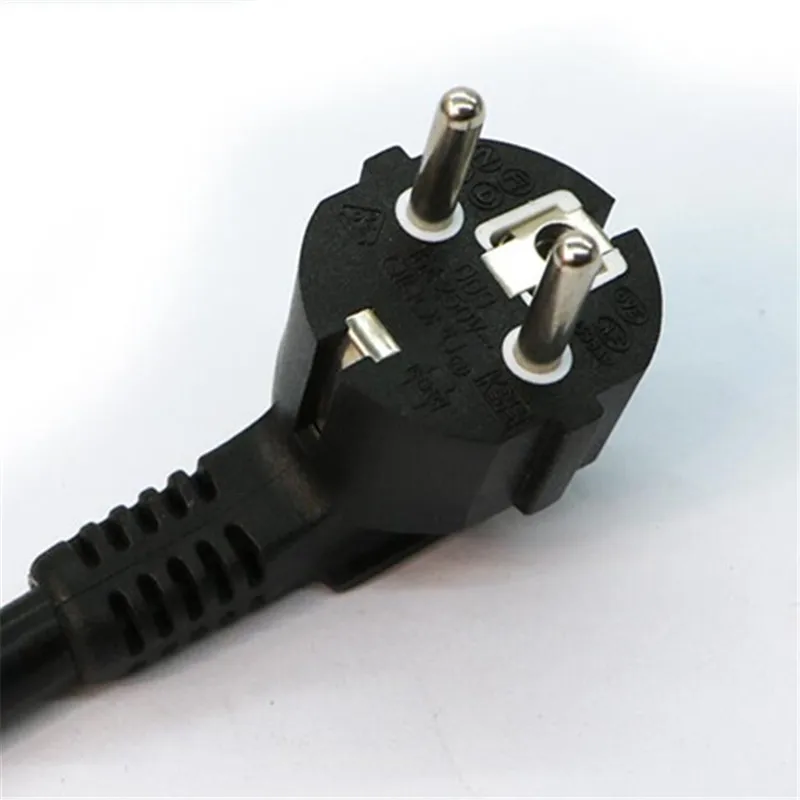 Подключите штепсельную вилку европейского стандарта к PDU/usb кабелю питания хоста