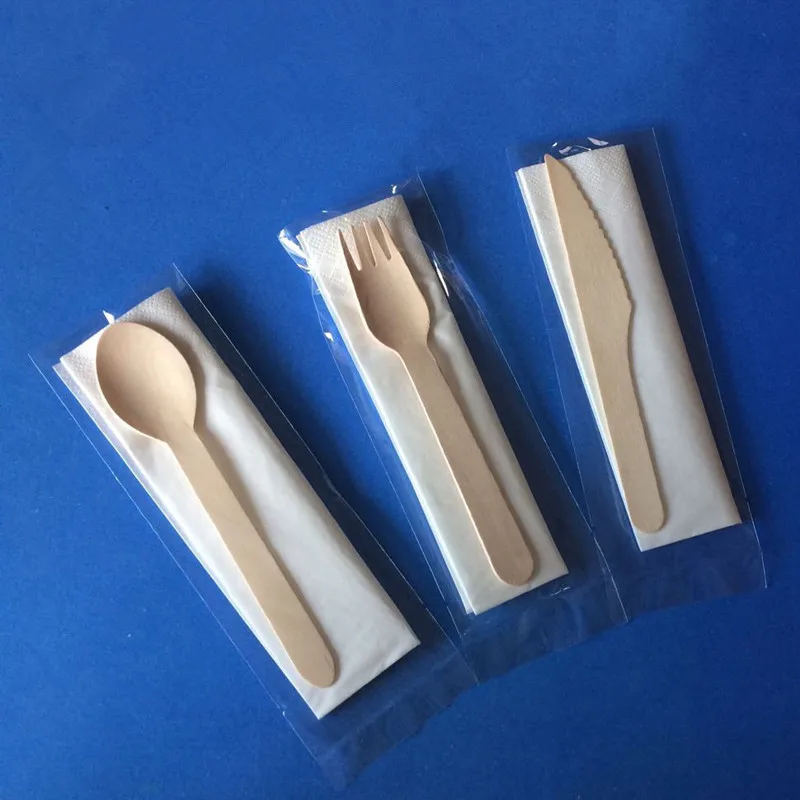 Одноразовые простые деревянные столовые приборы посуда с белыми салфетками для