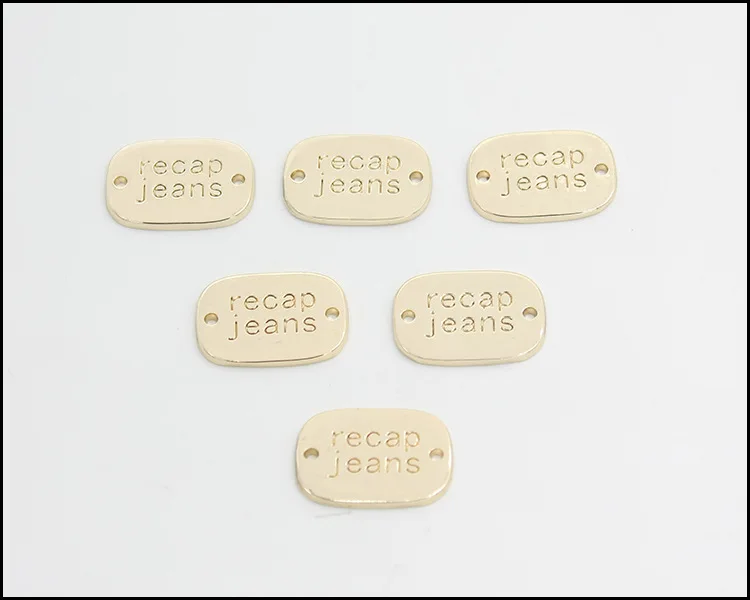 Пользовательские тисненые слова 2 отверстия металлическая этикетка для джинсов