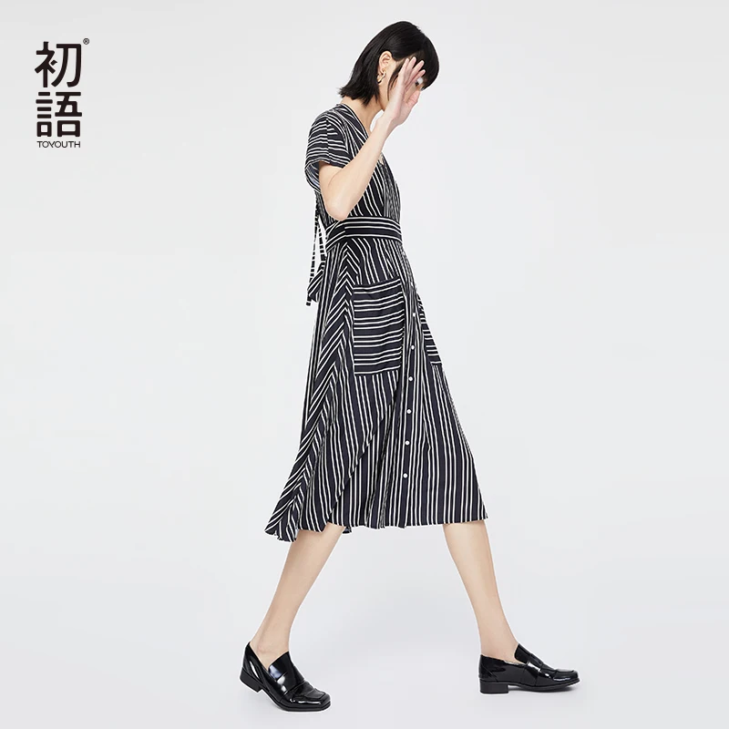 Женское платье в полоску с коротким рукавом и глубоким V-образным вырезом |