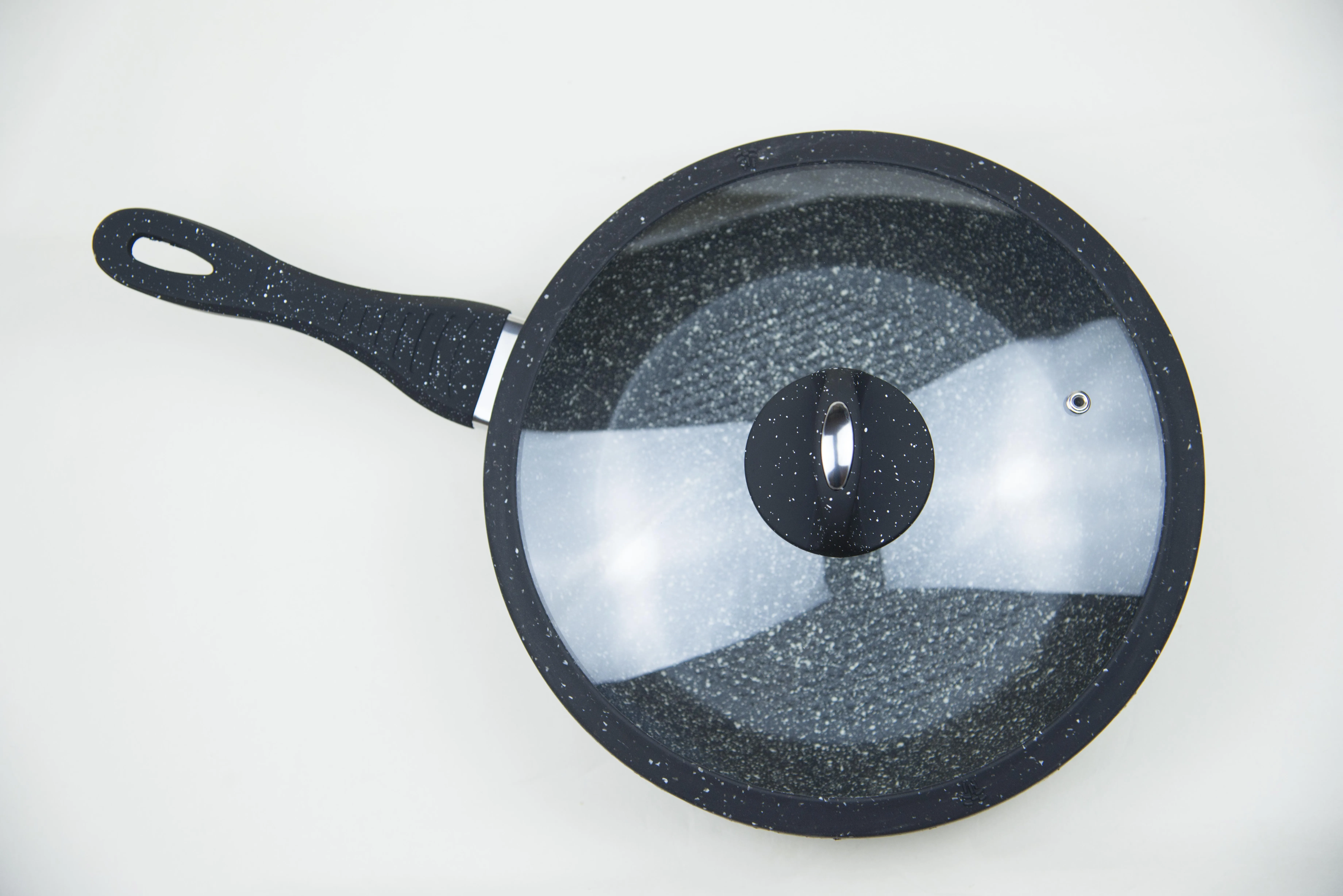 Антипригарная сковорода с керамическим покрытием и индукцией для приготовления