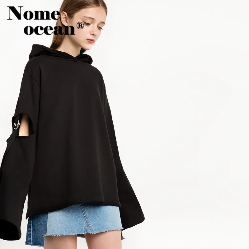 Черный свитер с вырезами рукавами круглым кольцом металлическими вставками