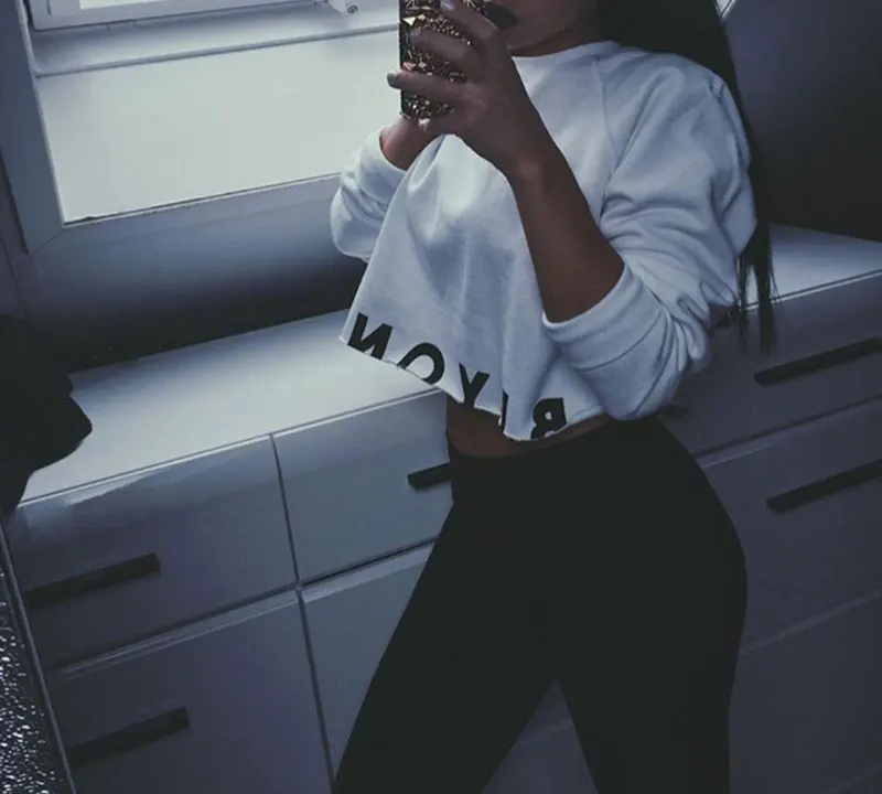 Женский короткий свитшот с буквенным принтом повседневный Укороченный