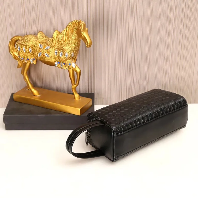 Kaisiludi leather bag make-up knitting lady hands accept hand fashion dinner |