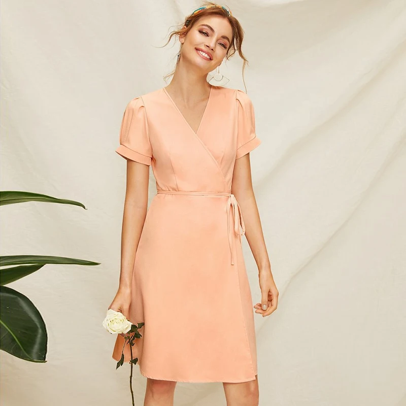 Женское элегантное платье с разрезом абрикосовое офисное до колена коротким