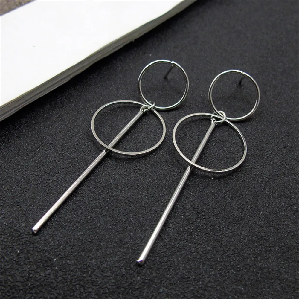 Простые серьги золотистого и серебряного цвета длинные с подвесками круглые для