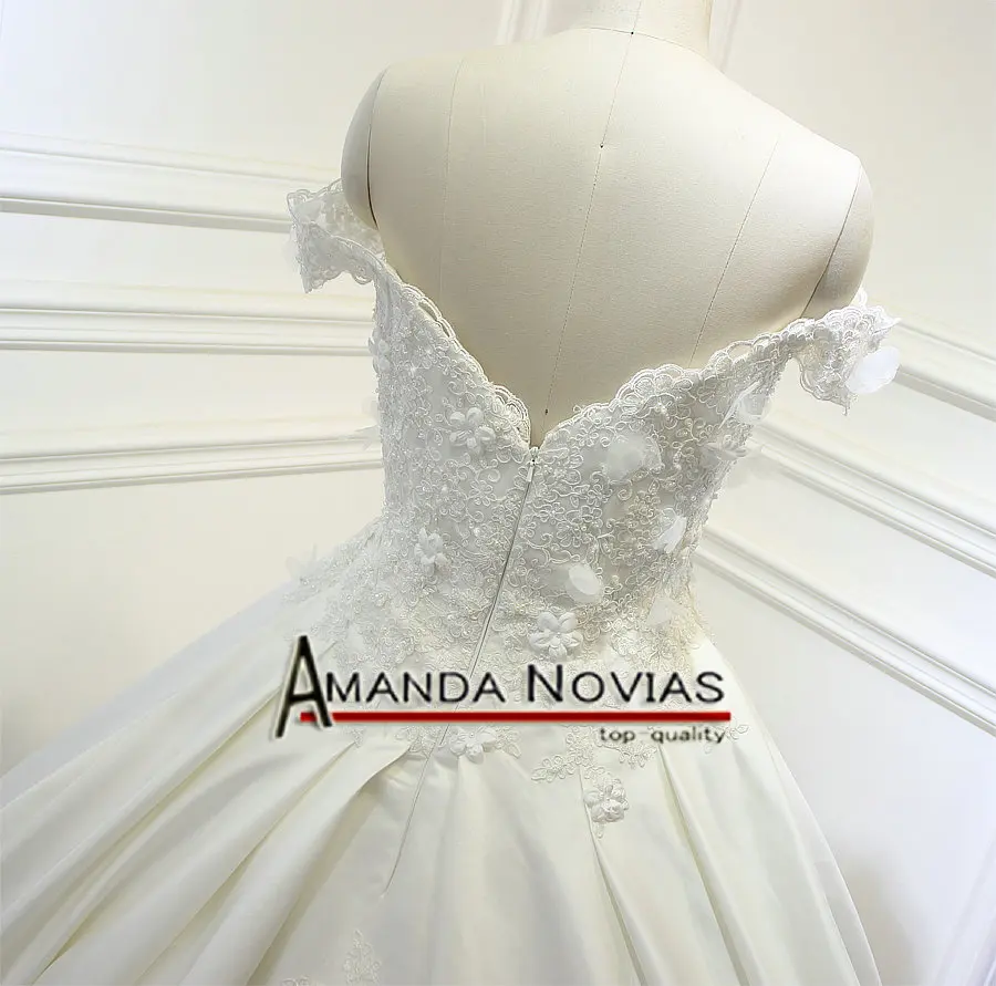 Атласное Бальное Платье с открытыми плечами Amanda Novias свадебные платья цветами