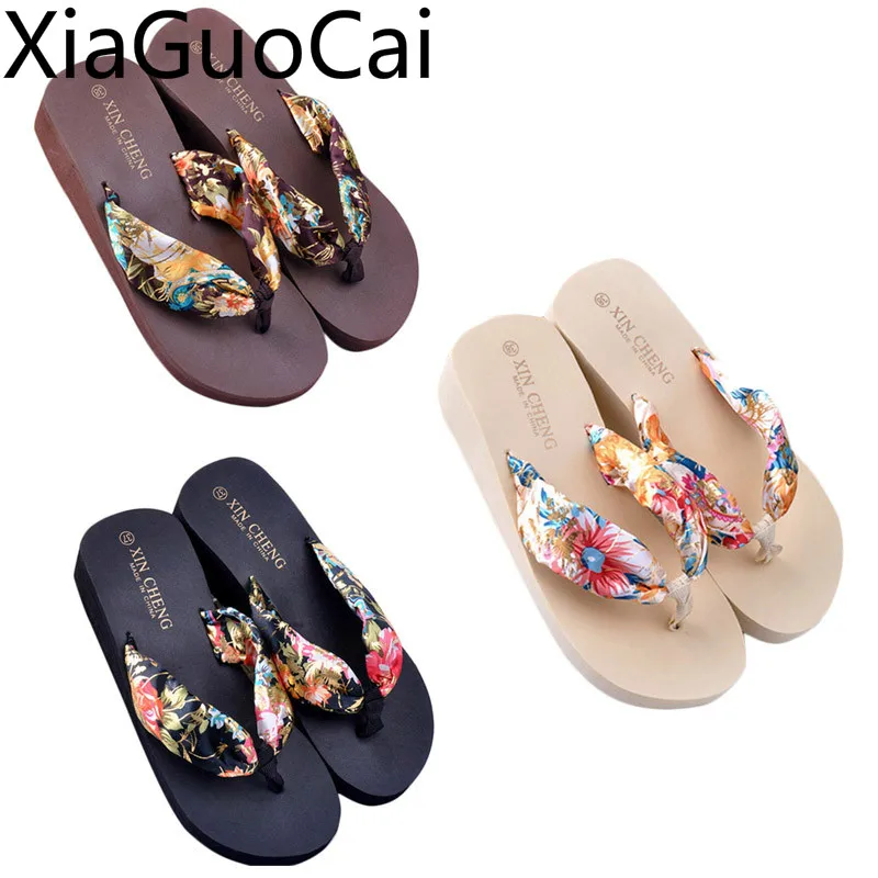 Пляжные шлепанцы на танкетке для женщин богемные сандалии плоской подошве с