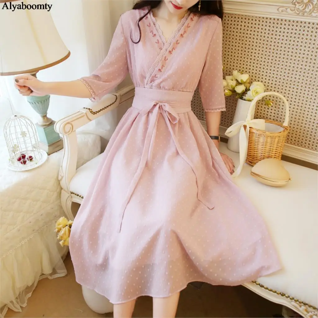 Женское длинное платье средней длины кружевное с v образным вырезом и цветочной