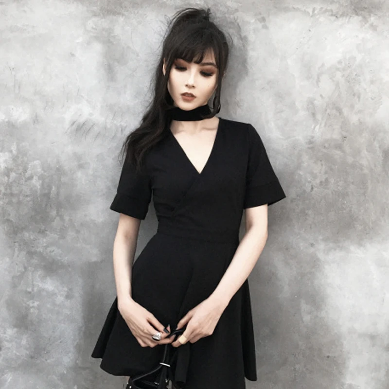 Женское винтажное платье в стиле стимпанк черное с открытой спиной и треугольным