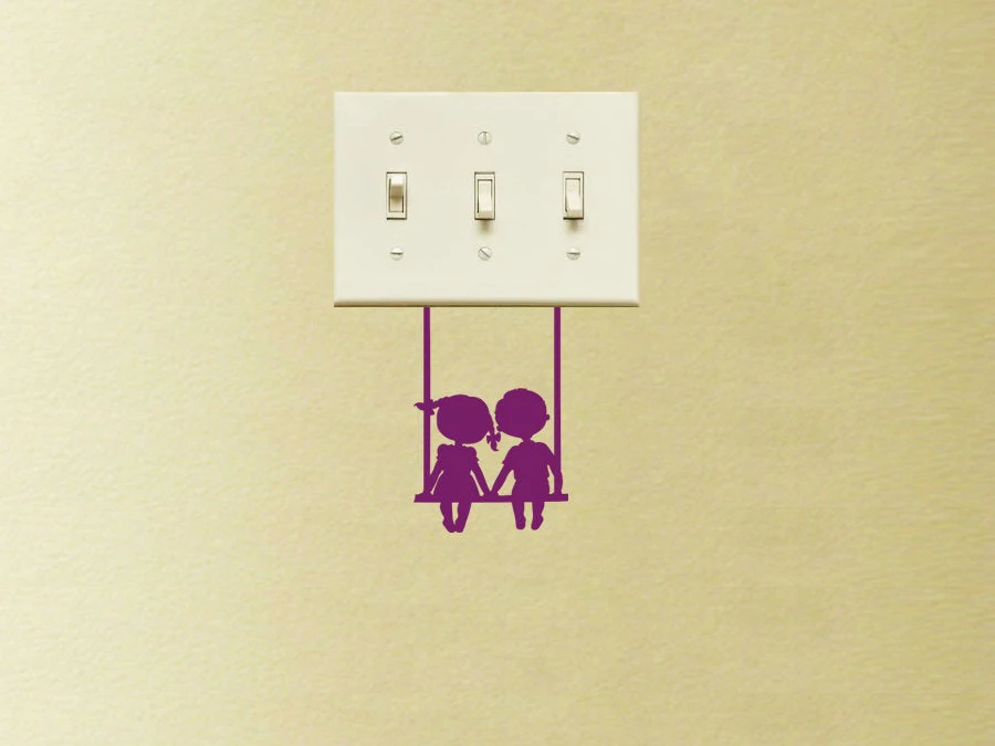 Маленький мальчик сидящий с маленькой девочкой на качели светильник ключатель