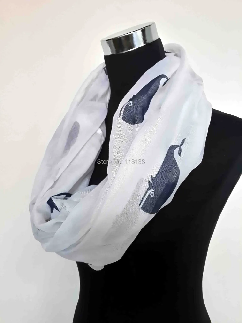 Женский бесконечный круглый шарф с принтом Кита |