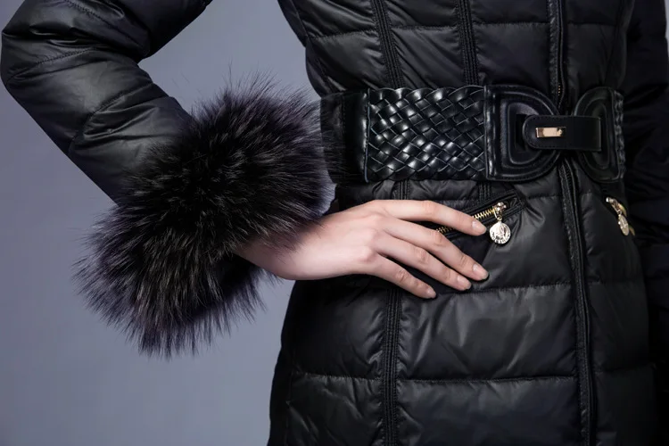 Женский пуховик средней длины с меховым воротником из лисьего меха | Женская