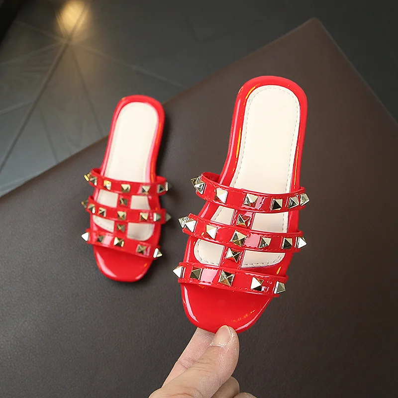 Летняя обувь для маленьких девочек Детские тапочки Мягкие с заклепками Модные