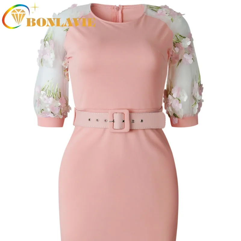 Женское кружевное платье-карандаш с поясом розовое светильник-голубое платье