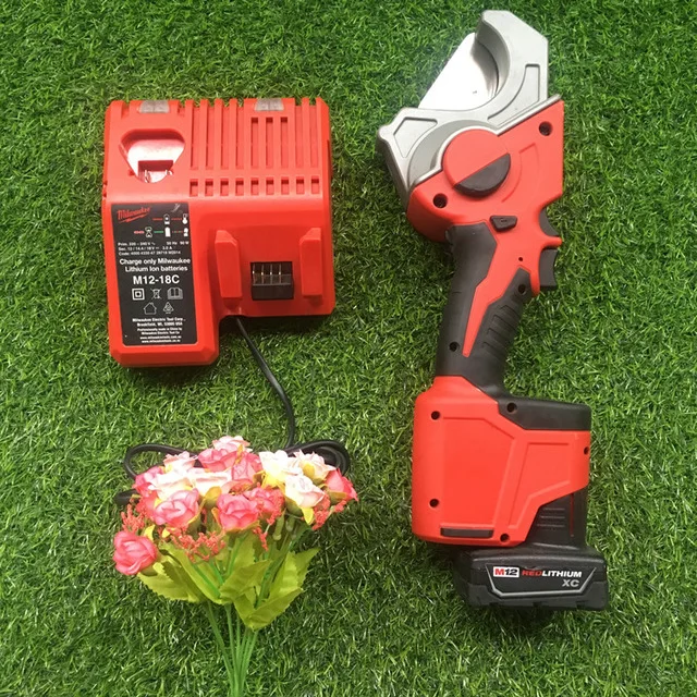 Milwaukee 2470 M12 имеет щеточную литиевую батарею, электрическая для трубы из ПВХ для резки, с батареями 3A, зарядное устройство.(Подержанные продукты