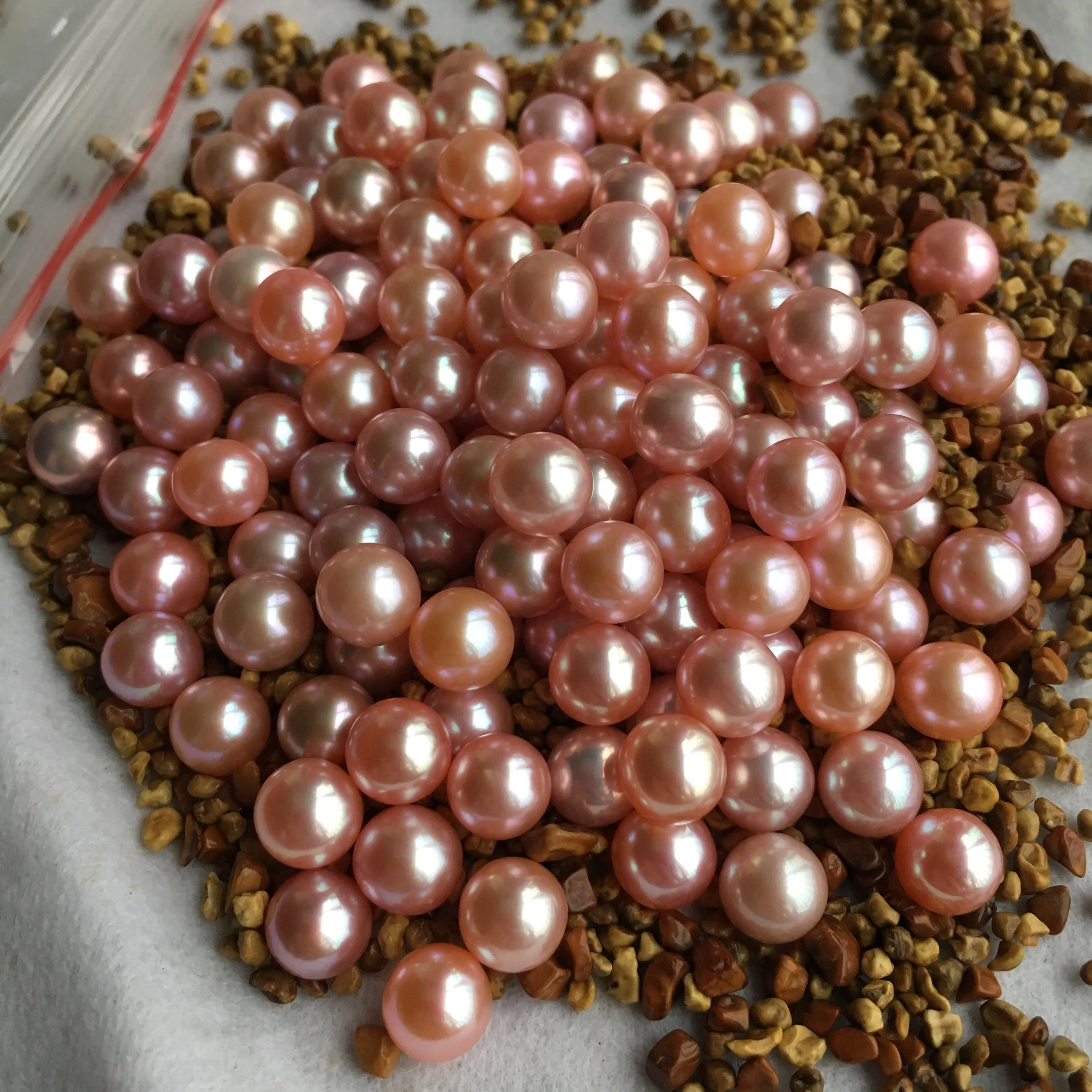 Натуральный пресноводный жемчуг 7-8 мм разные цвета розового и лавандового цветов