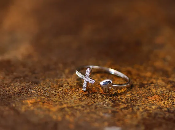 Новейшие перечисленные золото/серебро Открытое сердце стрелы крест кольцо