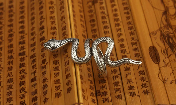 Женское кольцо в виде змеи Винтажное серебристого цвета из тяжелых металлов