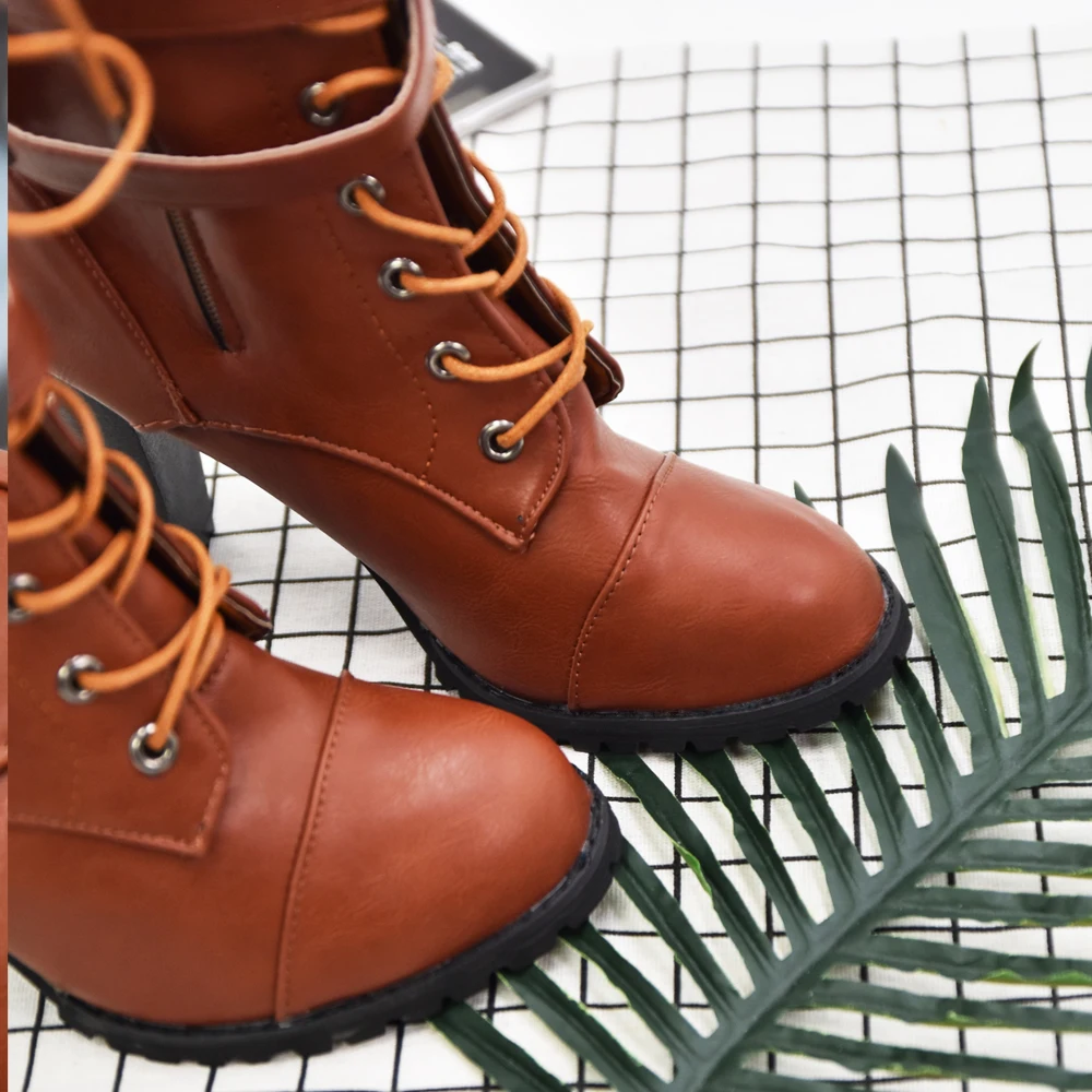 2017 зимние женские кожаные ботинки с заклепками на высоком каблуке шнуровке