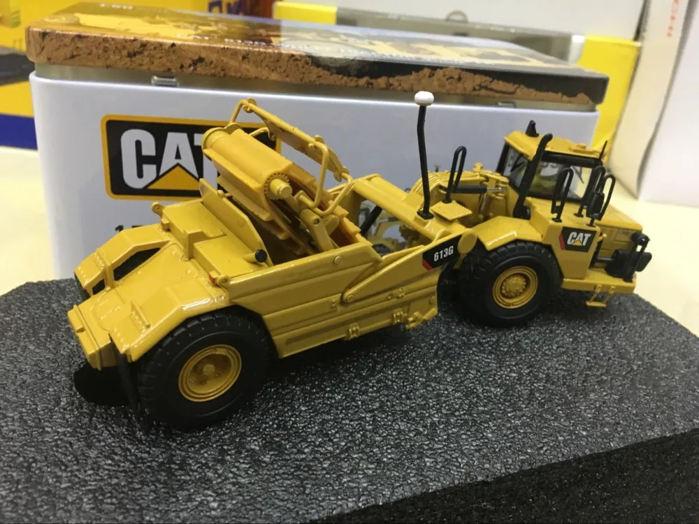 Скребок для колес CATERPILLAR CAT 613G с оператором 1/50 бренд DIECAST MASTERS DM85235 |