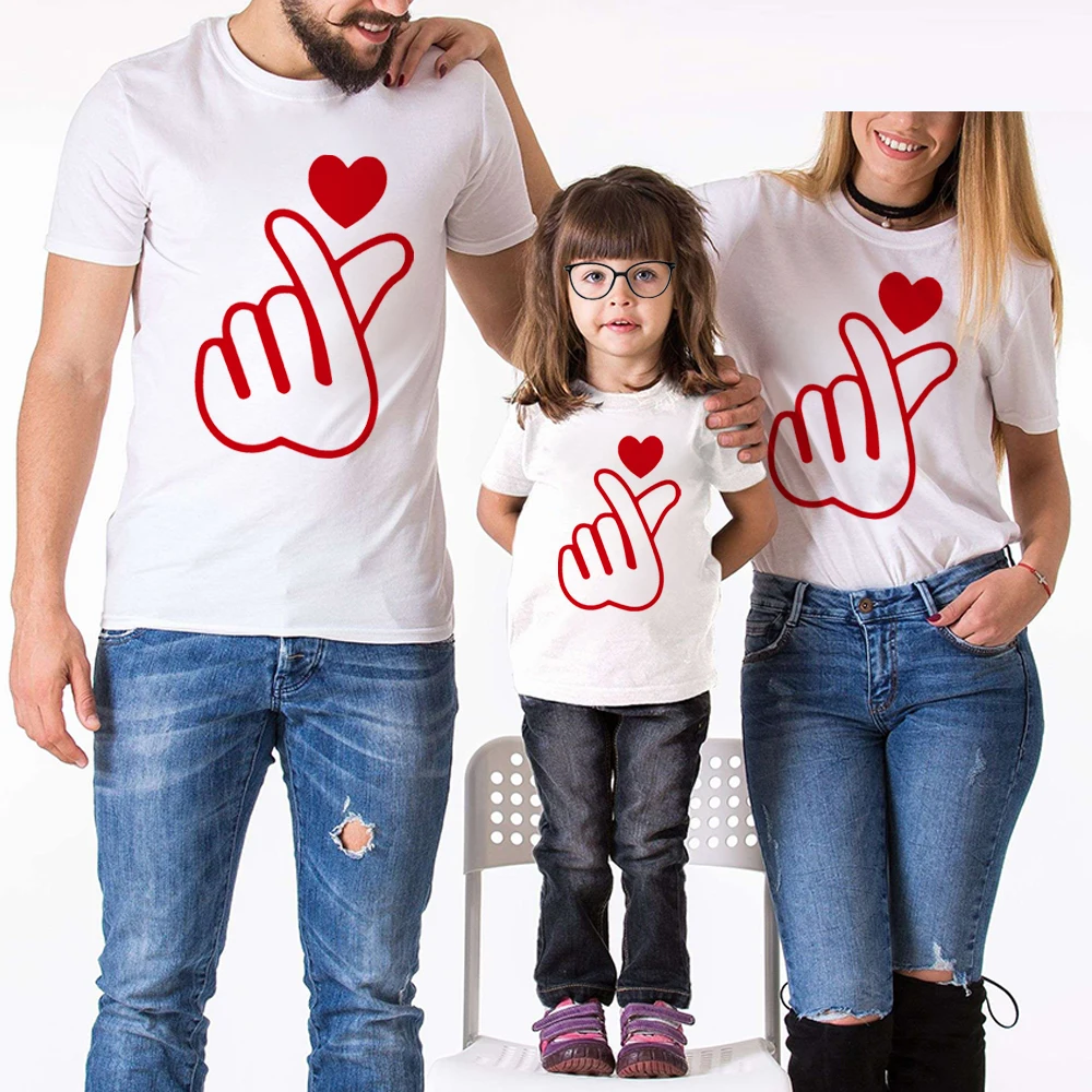 

2019 Family Look Mommy And Me Clothes Matching Clothing Love Heart Gesture Printed Mother Daughter Father Short Sleeve T-Shirt